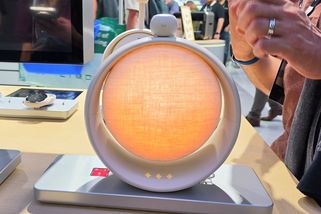 IFA 2026: Futuristický budík sleduje spánek radarem. Umí majitele i uspat